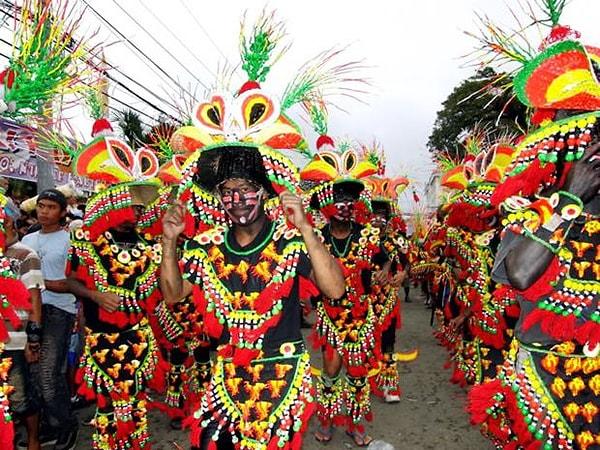 23) Filipinler'de Hz. Meryem için yapılan maskeli balo Kalibo Ati-Atihan'a gidin