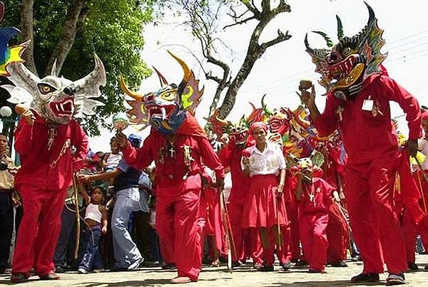 37) Venezuela'da şeytan dansçılarını görün