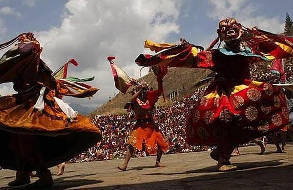50) Himalayalar'da budistlerin müzik festivali Paro Tsechu'ye gidin
