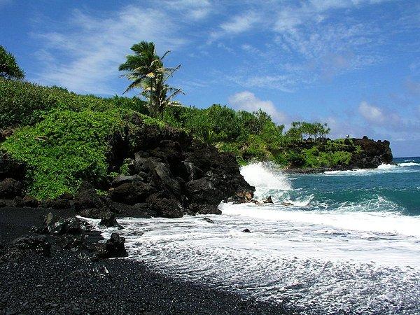 3. Siyah kumlu Maui, Hawaii.