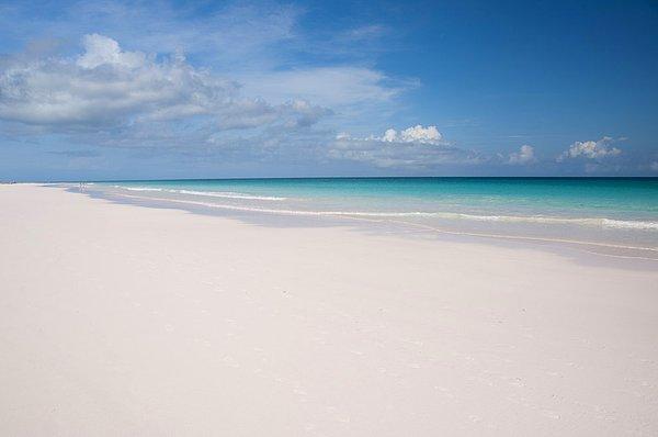 6. Dünyanın en ince kumuna sahip Harbour Island, Bahamalar.