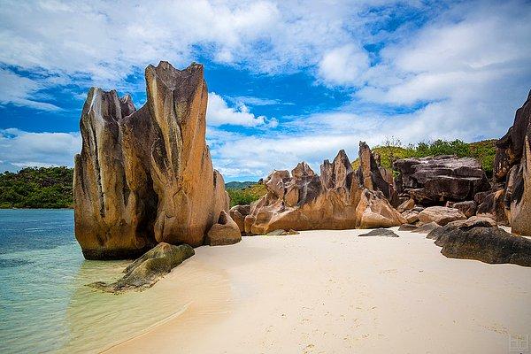 8. Sanatsal şekillerde kayalara sahip, D’Argent, Seychelles.