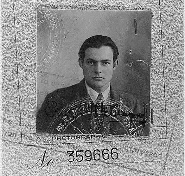 6. Ernest Hemingway'in gayet ciddi pasaport fotoğrafı.