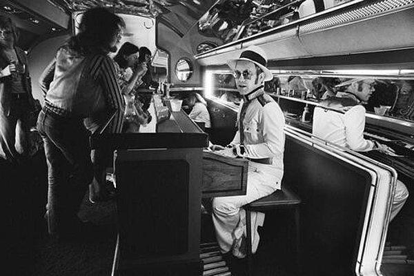 9. Elton John özel uçağında seyir halindeyken piyano çalıyor.