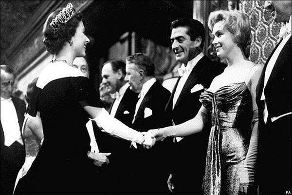 14. Hollywood'un kraliçesi gerçek kraliçe tarafından karşılanırken ( Marilyn Monroe ve Kraliçe Elizabeth II )