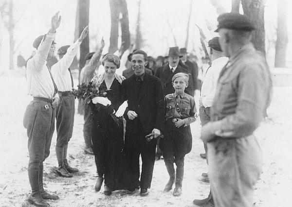 15. Adolf Hitler, Joseph Goebbels'in Nazi düğünde fotoğraflanmış.
