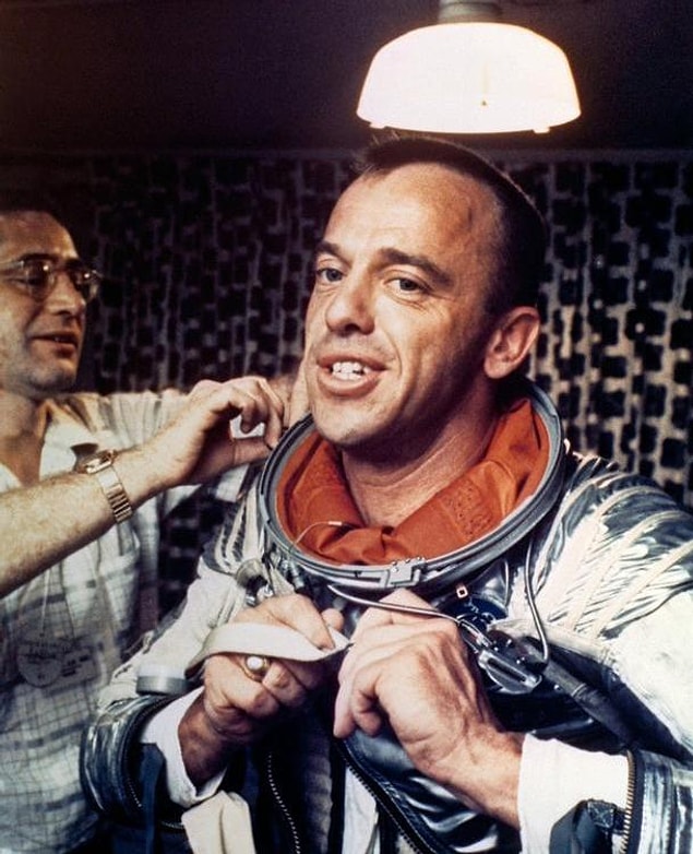 16. Uzaya giden ilk Amerikalı Alan Shepard kostümünü giyerken.