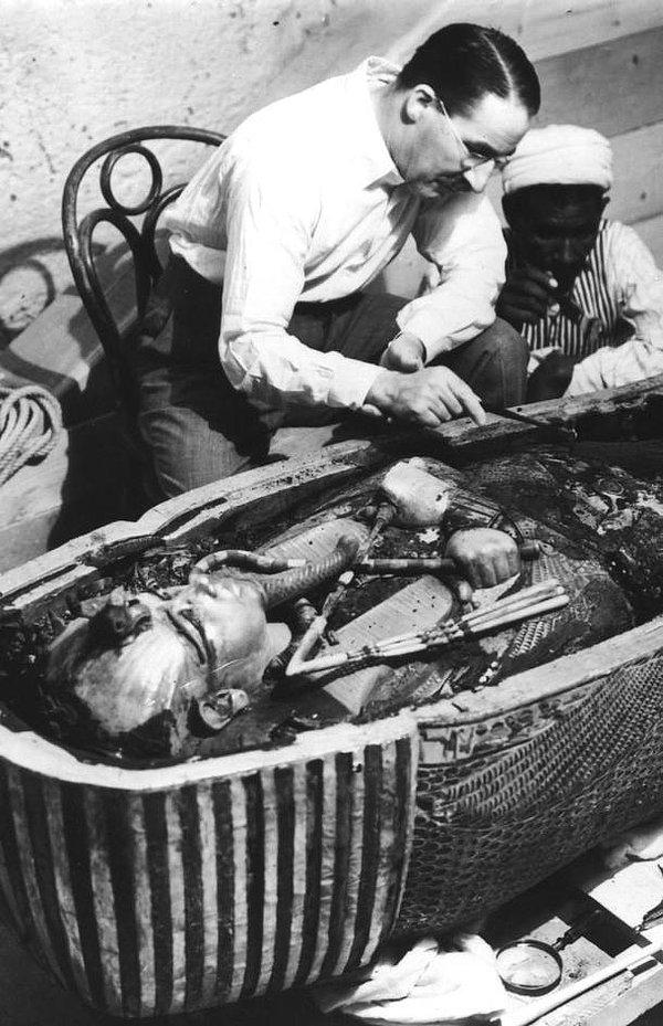 17. İngiliz arkeolog Howard Carter Mısır Kralı Tutankamon'un mezarını inceliyor.