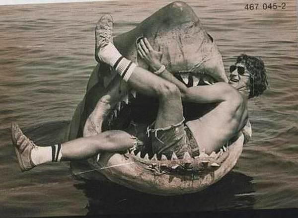 21. Steven Spielberg maket JAWS'ın ağzında.