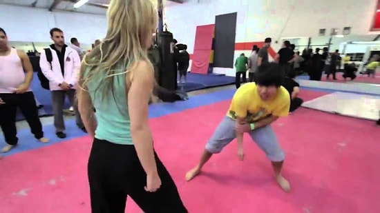 Dövüş Ustası Kadın