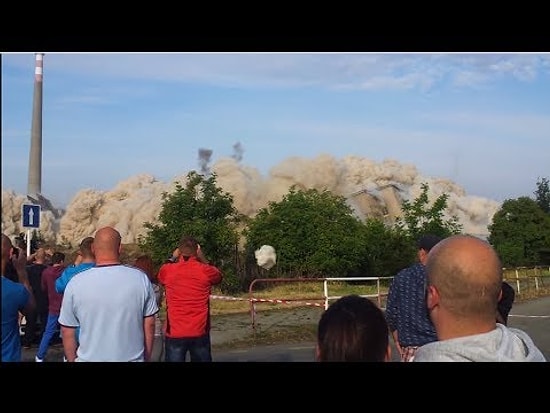 Yıkılan Binadan Fırlayan Taştan Kıl Payı Kurtuldu