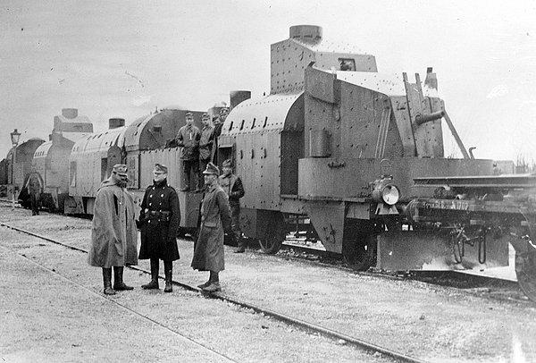 2. Galiçya cephesine giden, silahlandırılmış Avusturya treni, 1915.