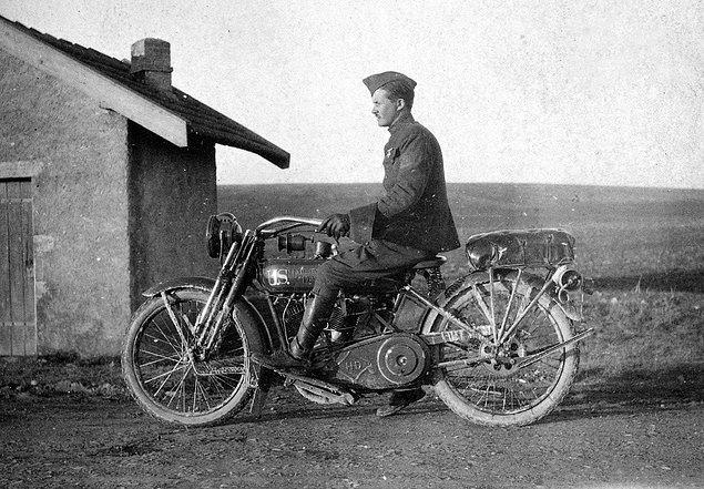 6. Harley Davidson motosiklet üzerindeki asker, 1918.