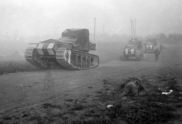 7. Tanklar öldürülmüş bir askerin yanından geçiyor, 22 Ağustos 1918.