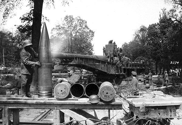 8. Demiryoluna monte top ile fırlatılan 38 cm SK L/45 veya "Langer Max" top mermisini kontrol eden Alman askeri.