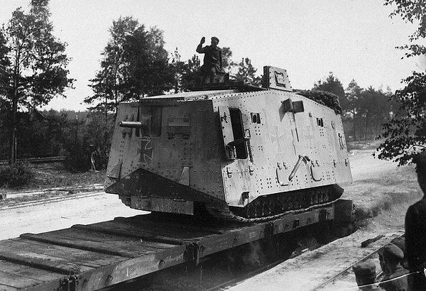 16. Tren üzerinde Alman A7V tankı.