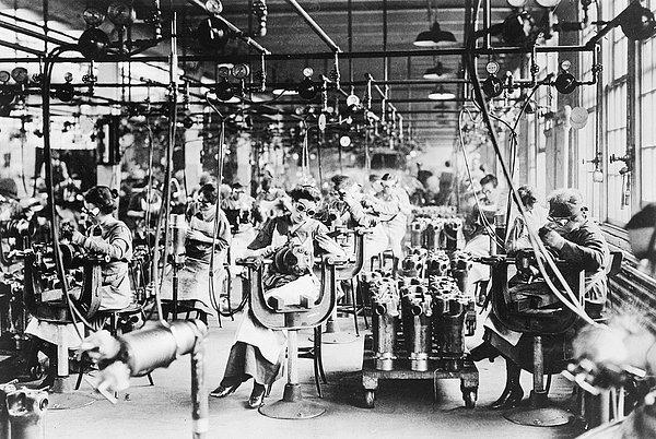 18. Lincoln Motor fabrikasının kaynak bölümünde çalışan kadınlar. Detroit, Michigan, 1918.
