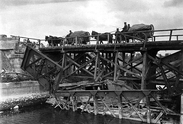 25. Yıkılan metal köprünün yerine geçici olarak yapılmış ahşap köprü.