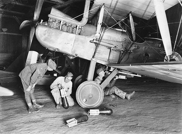 28. Avustralyalı askerler uçağa bomba yerleştiriyor, 22 Ekim 1917.