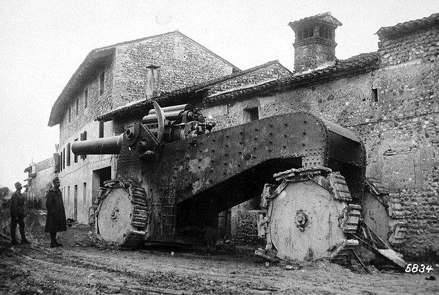 34. İtalya, Udine köyünün arka tarafında İtalyan birliklerince bulunan devasa top arabası.