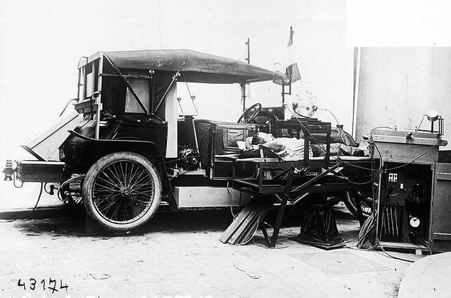 35. Mobil radyoloji laboratuarında incelenen hasta.