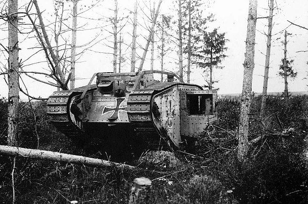 36. Alman askerlerinin ele geçirip yeniden boyadığı İngiliz Mark IV tankı ormanda terk edilmiş halde.