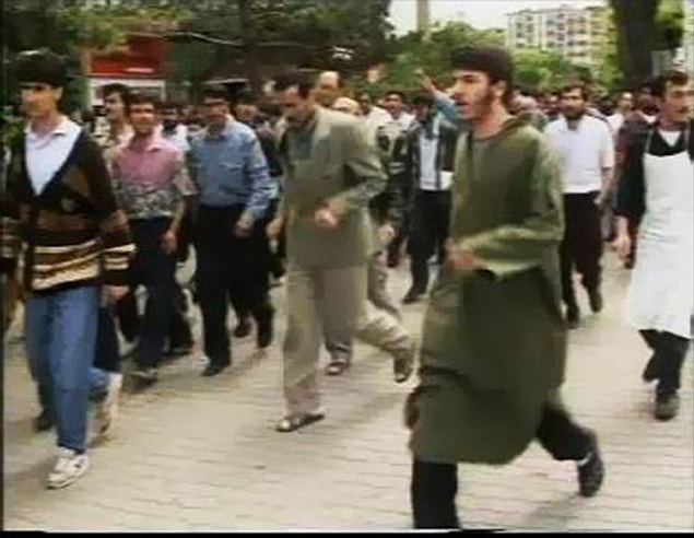 6) Göstericiler “Şeytan Aziz”, “Sivas Aziz’e mezar olacak” sloganları atarak otel önüne geldi.