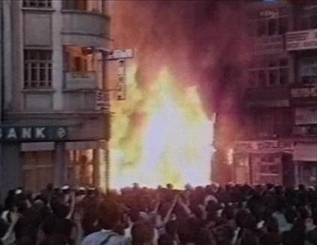 8) Madımak katliamı olarak tarihe geçen olayda Asım Bezirci, Nesimi Çimen, Muhlis Akarsu, Metin Altıok ve Hasret Gültekin'in de aralarında bulunduğu 33 yazar, ozan, düşünür ile 2 otel çalışanı yanarak ya da dumandan boğularak hayatlarını kaybetti.