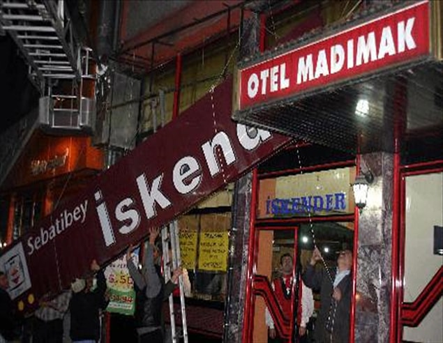 24) Otelin Kültür Merkezine mi müzeye mi dönüştürüleceği tartışılırken, otelin aşağısında açılan et lokantası büyük tepki aldı. Tepkiler üzerine lokanta başka bir yere taşındı.