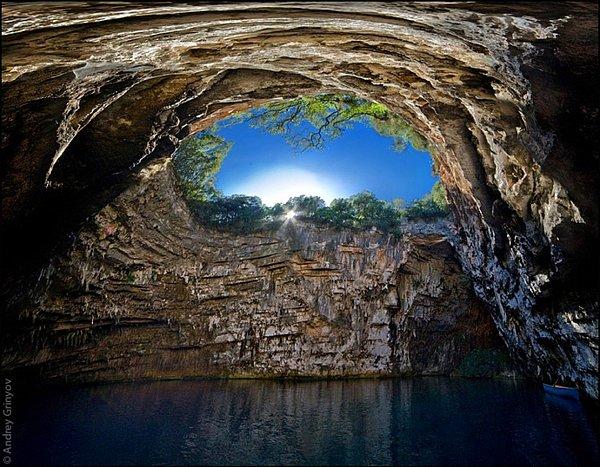 2. Melissani Mağarası, Yunanistan
