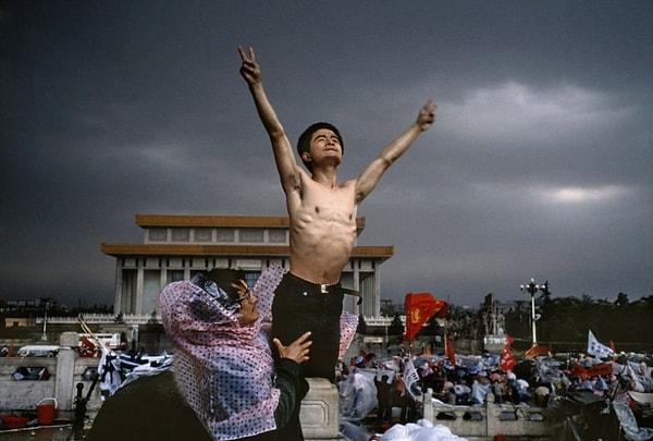 24. Pekin'deki Tiananmen Meydanı'ndaki protestolardan bir kare, 1989