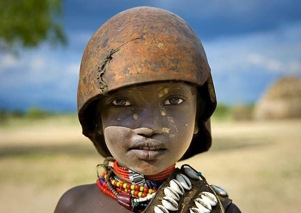 28. Etiyopya'daki Erbore kabilesinden bir çocuk