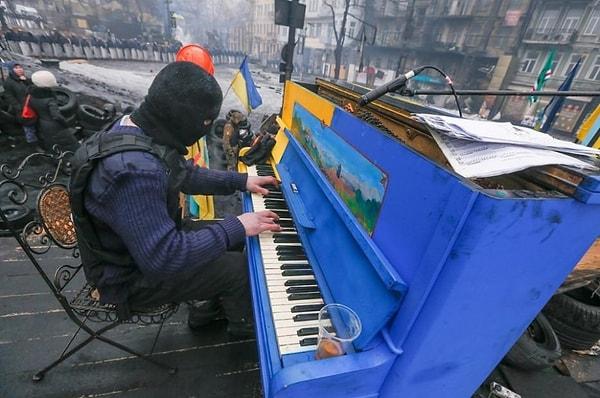 47. Ukrayna'daki protestolar esnasında piyano çalan gösterici