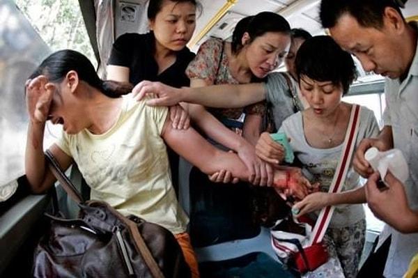 57. İntihara teşebbüs eden kadınla ilgilenen yolcular - Çin