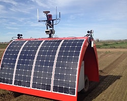 Dünyanın ilk güneş enerjisiyle çalışan çiftlik robotu
