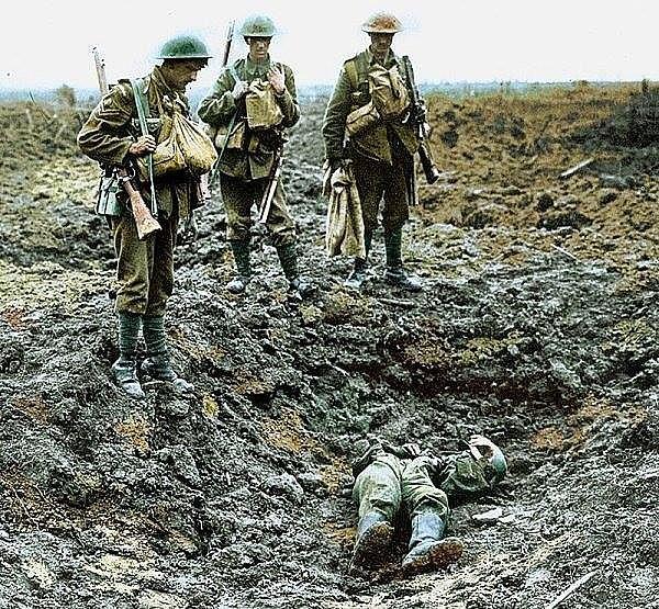 10.Ölmüş Alman askerine bakan ingilizler