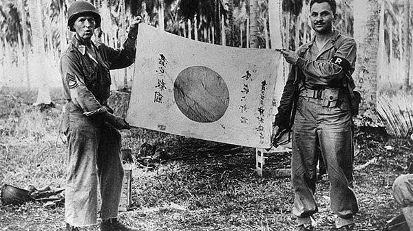 15.Ele geçirilmiş Japon bayrağı