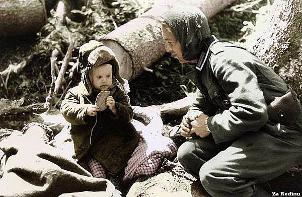 37.Sovyet çocuğunu besleyen Alman