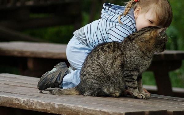 8. Kediler çocukların en yakın arkadaşları olup, gelişimlerine yardımcı olur.