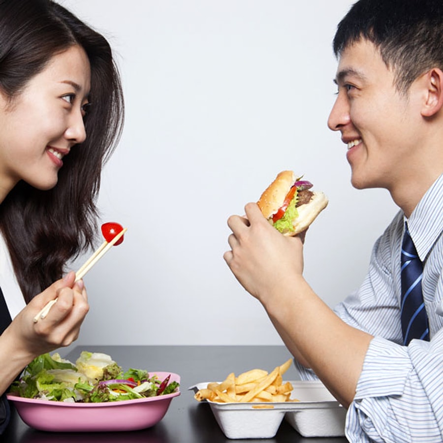 ссора в кафе. ест партнер. общение с неприятными людьми. женщина в ресторане. мужчина и женщина за столом.