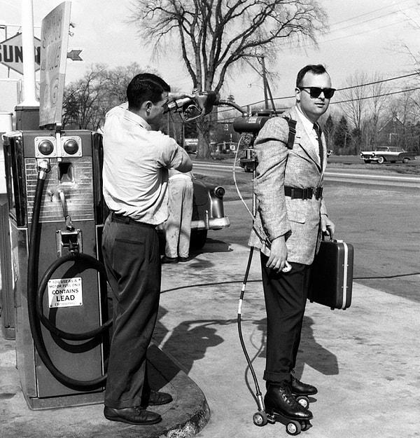 7. Bir pazarlamacı motorlu patenlerine benzin doldurtuyor (1961)