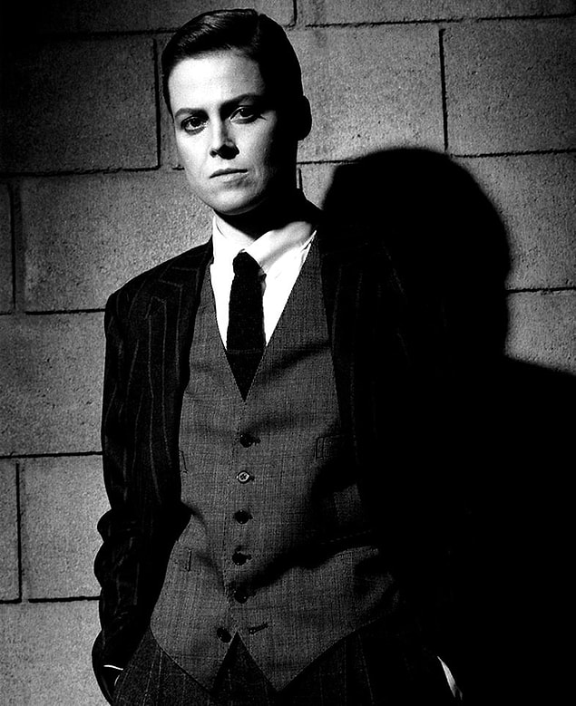 25. Takım elbiseli Sigourney Weaver