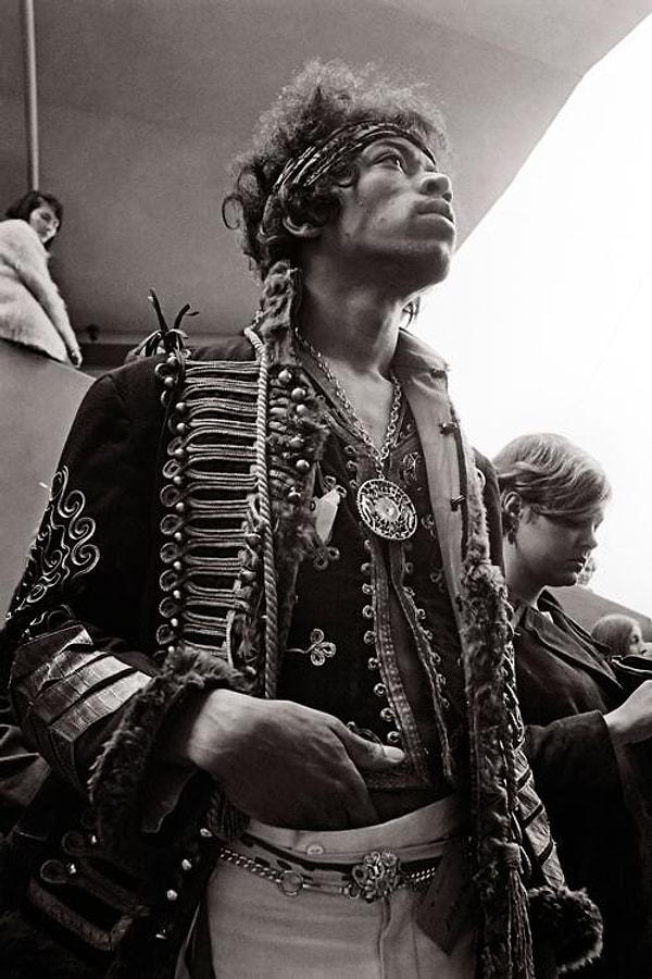 31. Monterey Pop Festival'inin sahne arkasında Jimi Hendrix (1967)