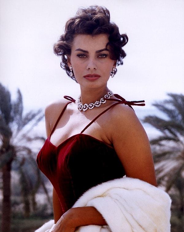32. Oskar, Grammy, ve Altın Küre ödüllerini kazanan tek aktris Sophia Loren