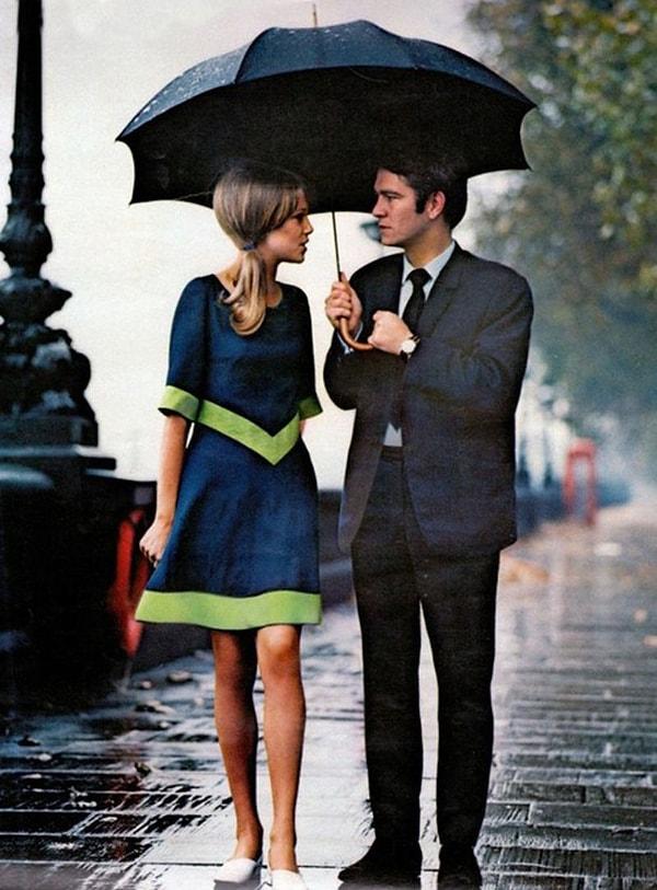46. Londra'da yağmur altında yürüyen şık bir çift (1963)