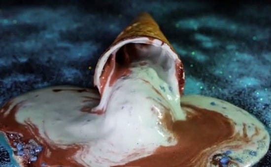 Hızlı Çekimde Dondurmanın Erimesini İzlemenin Hipnotize Edici Keyfi