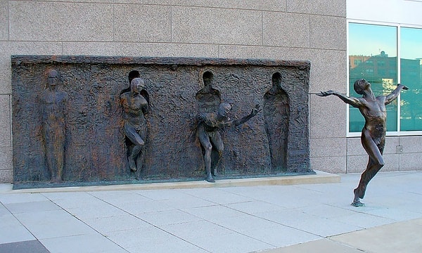 8. Zenos Frudakis tarafından yapılan ''Kalıplardan Çıkmak'' Philadelphia, Pennsylvania, ABD