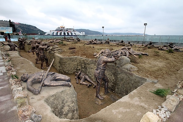 21. 1. Çanakkale Savaşı'nda gerçekleşen siper savaşlarının tam ölçekli heykelleri (Tarihe Saygı Parkı) , Eceabat, Çanakkale, Türkiye