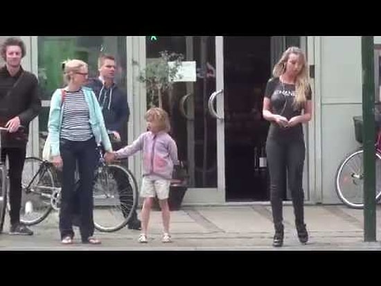 Çıplak Olduğunu Fark Edemediler!