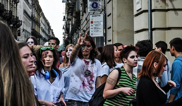 1. Haber kanalları zombi istilası haberlerine başlar, akabinde mahkeme kararı ile zombi haberlerine yayın yasağı getirilirdi